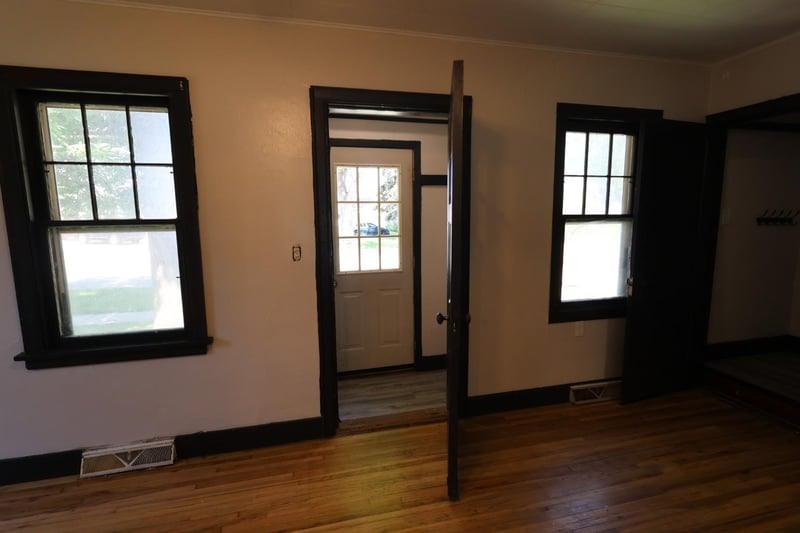 10 E 4th St, Morris, MN 56267