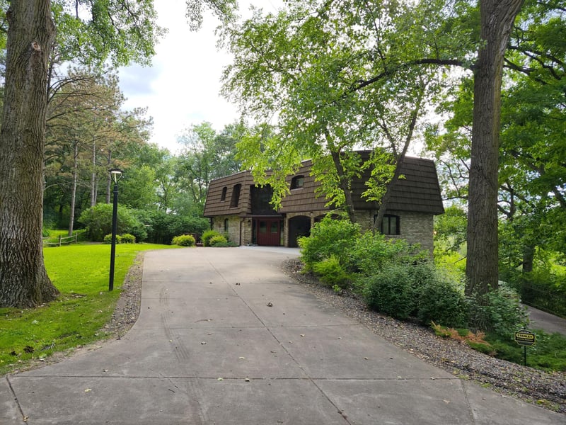 8 Chickadee Ln, North Oaks, MN 55127