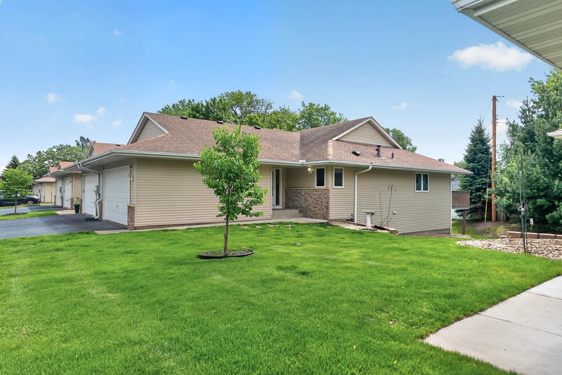 833 White Oak Ct, New Brighton, MN 55112