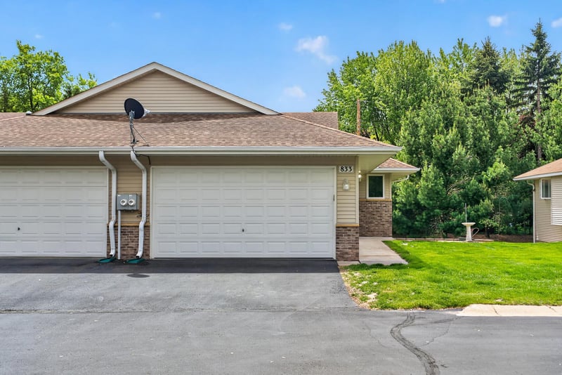 833 White Oak Ct, New Brighton, MN 55112