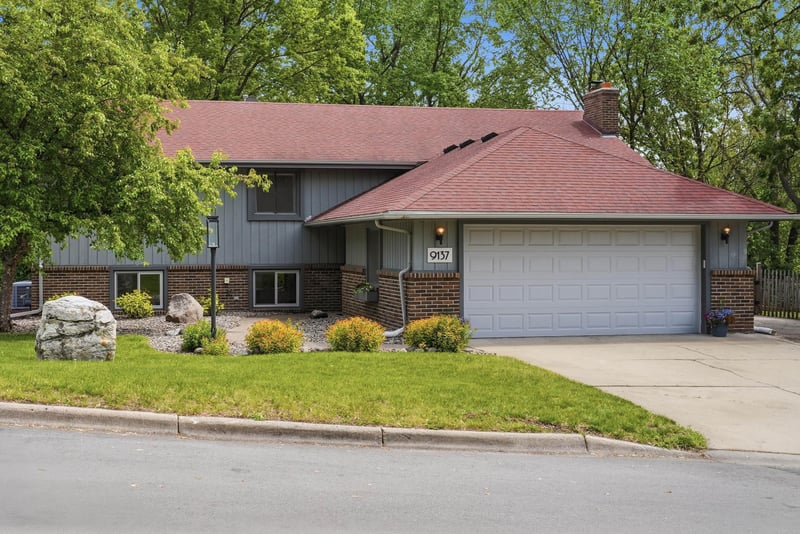 9137 Forest Hills Cir, Bloomington, MN 55437