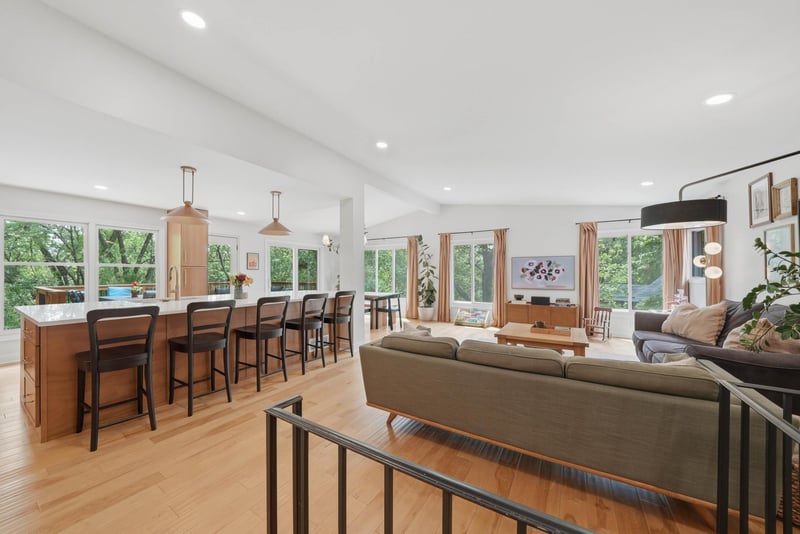 9137 Forest Hills Cir, Bloomington, MN 55437