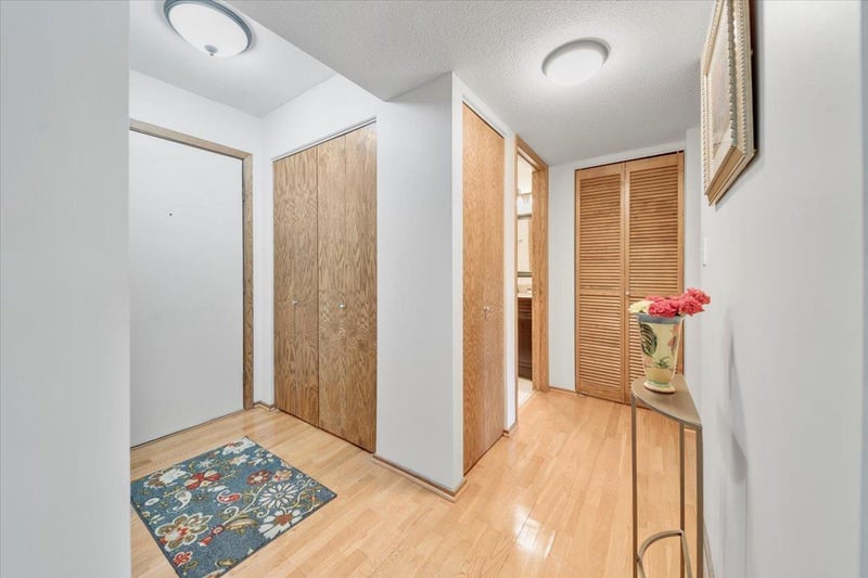 210 W Grant St #210, Minneapolis, MN 55403