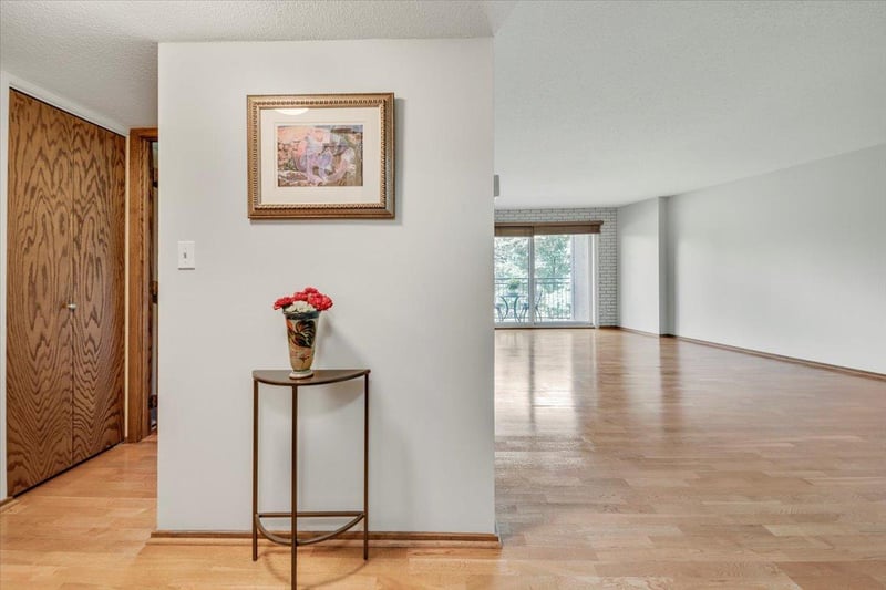 210 W Grant St #210, Minneapolis, MN 55403
