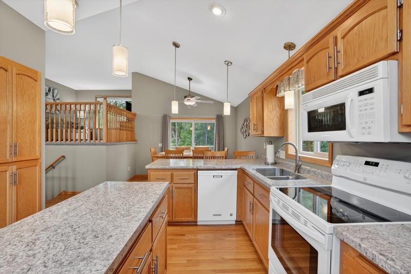 7987 Highland Dr, Lino Lakes, MN 55014