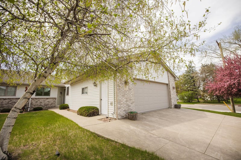 2 Line Dr, Morris, MN 56267