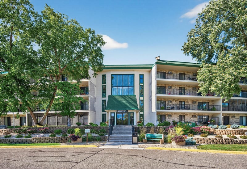 10501 Cedar Lake Rd #318, Minnetonka, MN 55305