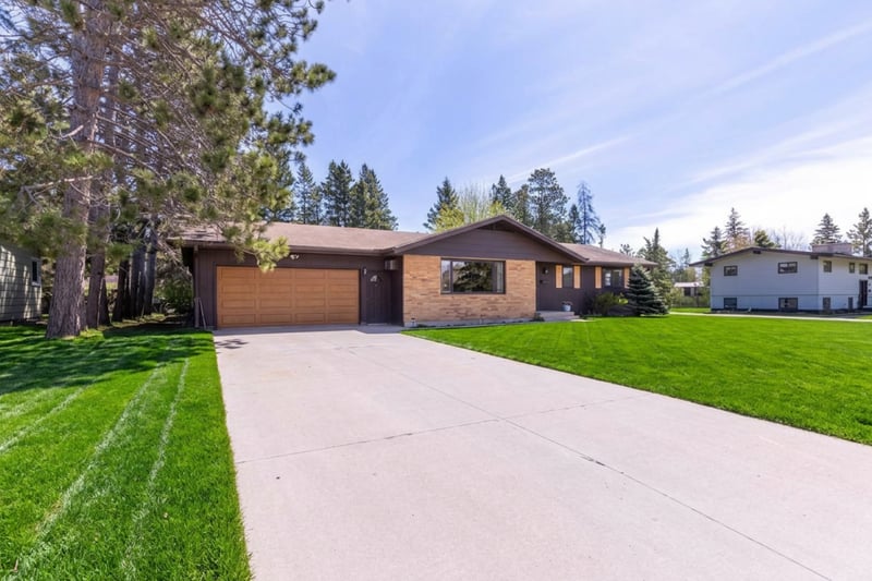 910 SW 4th Ave, Grand Rapids, MN 55744
