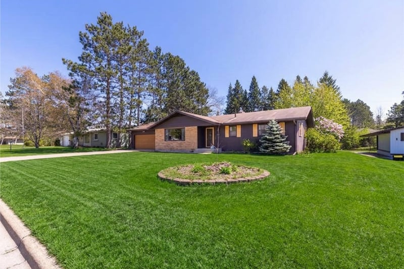 910 SW 4th Ave, Grand Rapids, MN 55744