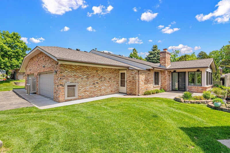 1860 Juneau Ln N, Plymouth, MN 55447