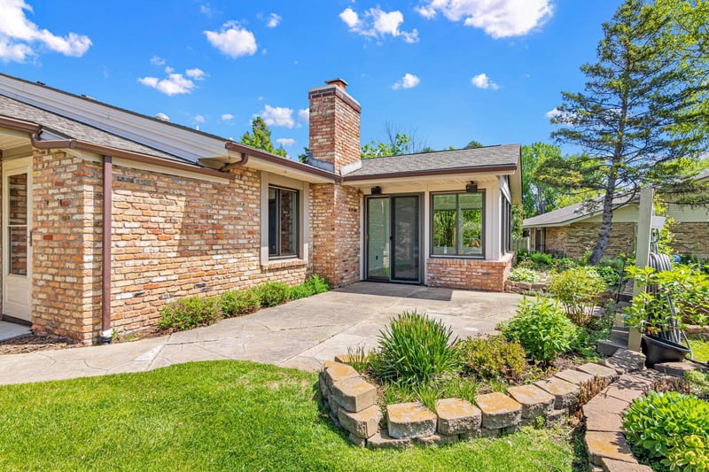 1860 Juneau Ln N, Plymouth, MN 55447