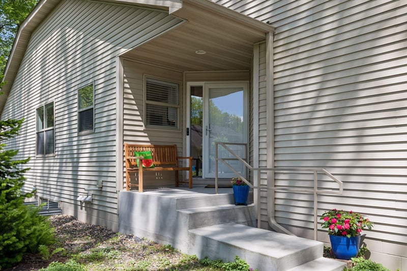 913 Oakwood Heights Cir, Eagan, MN 55123