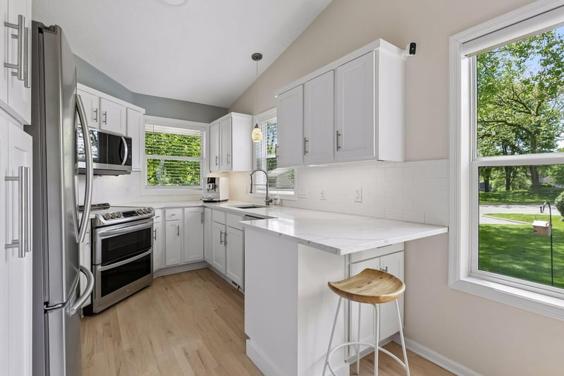 913 Oakwood Heights Cir, Eagan, MN 55123