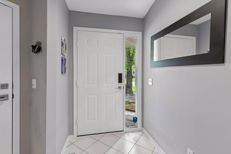 913 Oakwood Heights Cir, Eagan, MN 55123