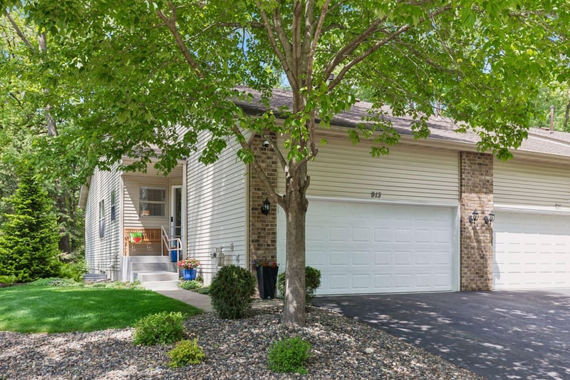 913 Oakwood Heights Cir, Eagan, MN 55123