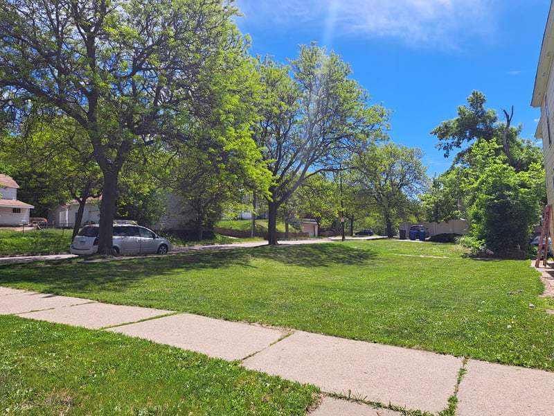 696 Sims Ave, Saint Paul, MN 55106