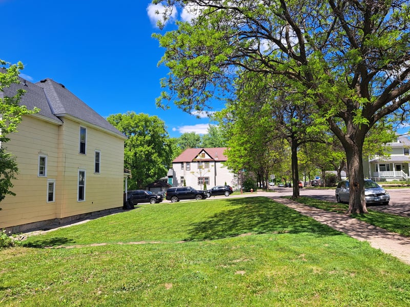696 Sims Ave, Saint Paul, MN 55106