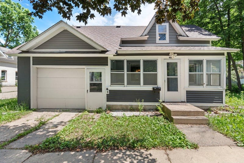 915 3rd Ave NW, Faribault, MN 55021