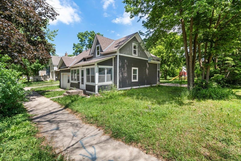 915 3rd Ave NW, Faribault, MN 55021