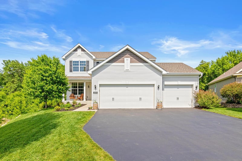 2215 Lake Cir, Victoria, MN 55386