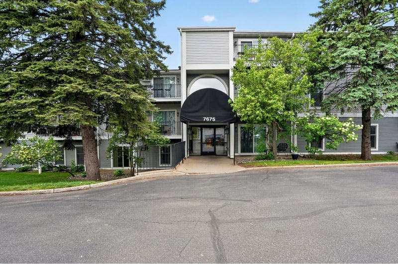 7675 142nd St W #215, Apple Valley, MN 55124