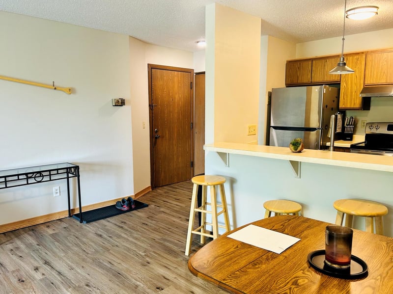 7675 142nd St W #215, Apple Valley, MN 55124