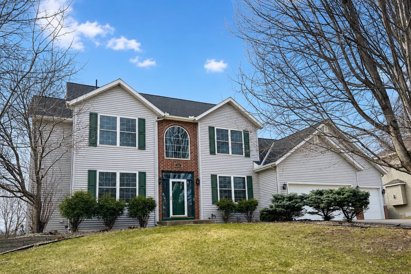 2888 Eagle Valley Dr, Woodbury, MN 55129
