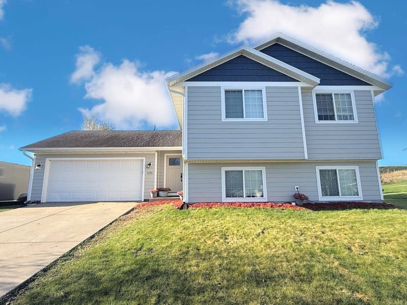 1170 Coakley St, Paynesville, MN 56362