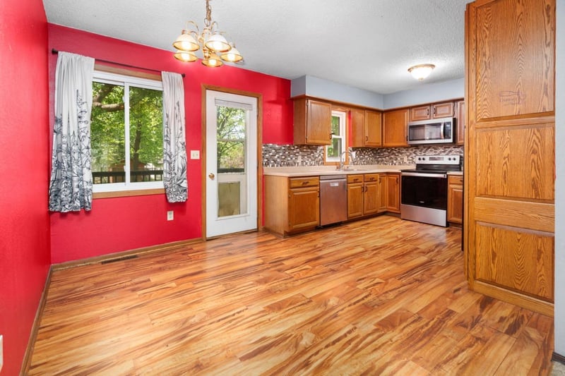 906 5th Ave NE, Little Falls, MN 56345