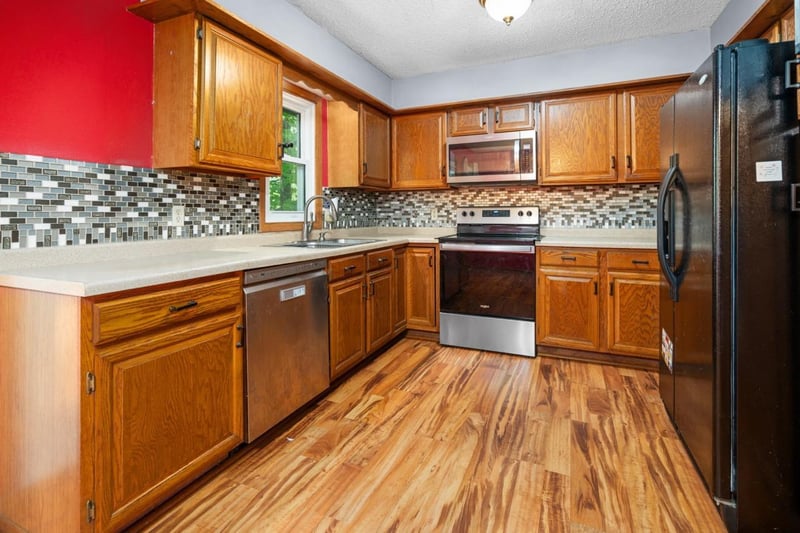 906 5th Ave NE, Little Falls, MN 56345