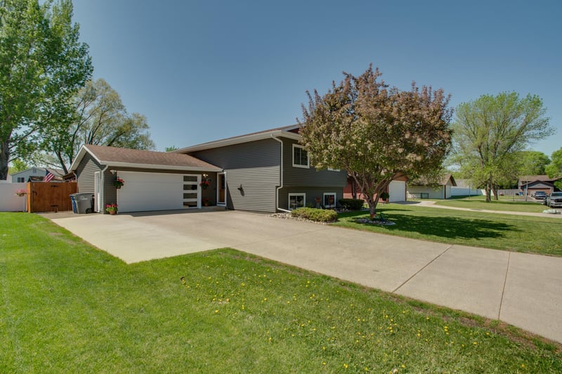 1317 35th Ave S, Moorhead, MN 56560