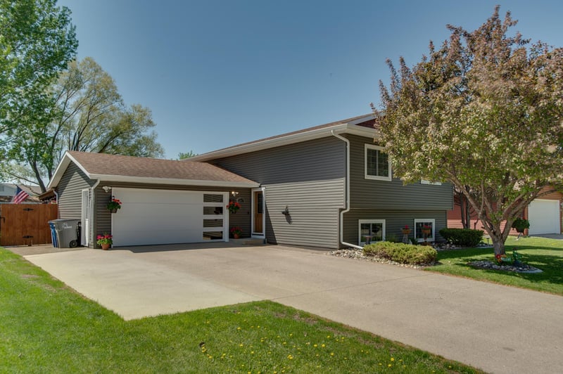 1317 35th Ave S, Moorhead, MN 56560