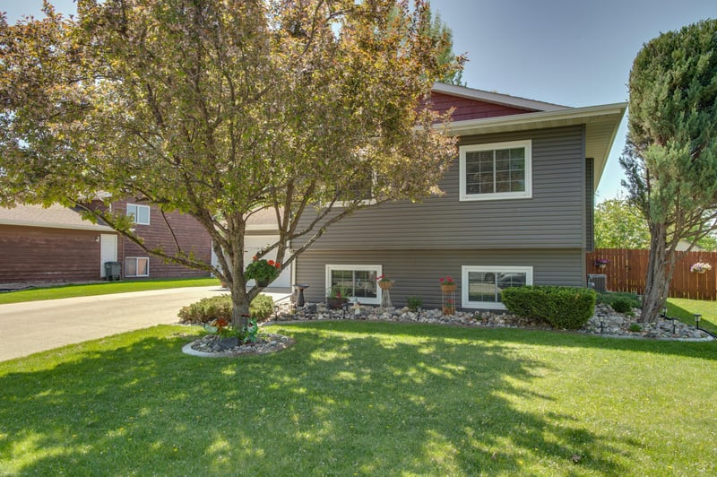 1317 35th Ave S, Moorhead, MN 56560