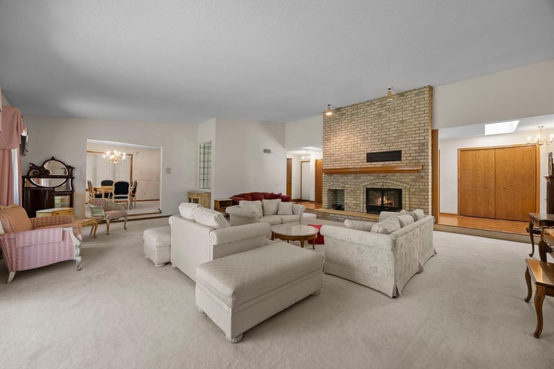 1070 Mcknight Rd S, Maplewood, MN 55119