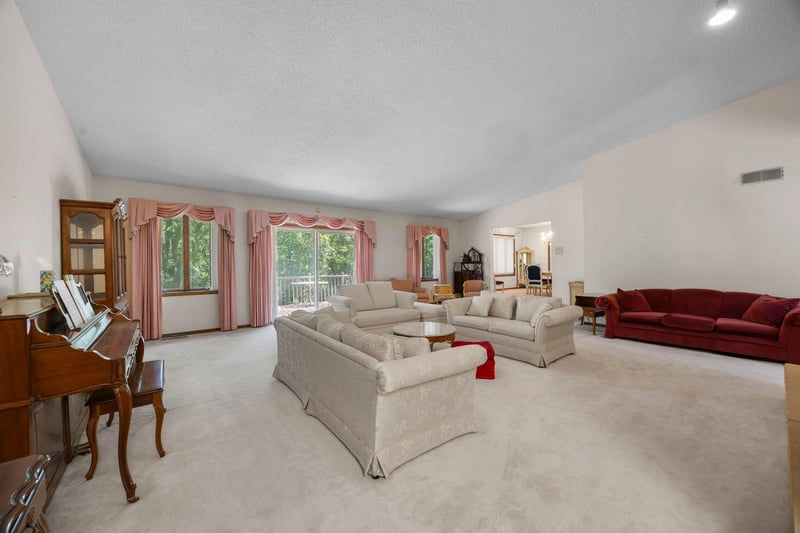 1070 Mcknight Rd S, Maplewood, MN 55119