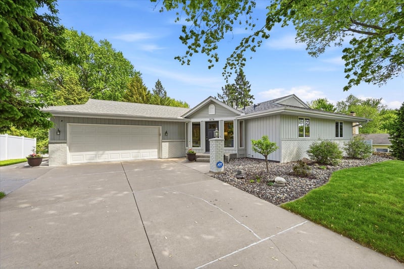 974 Kohlman Ln, Maplewood, MN 55109
