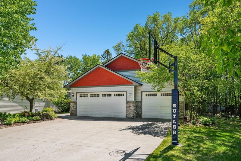 400 Coyote Trl, Circle Pines, MN 55014