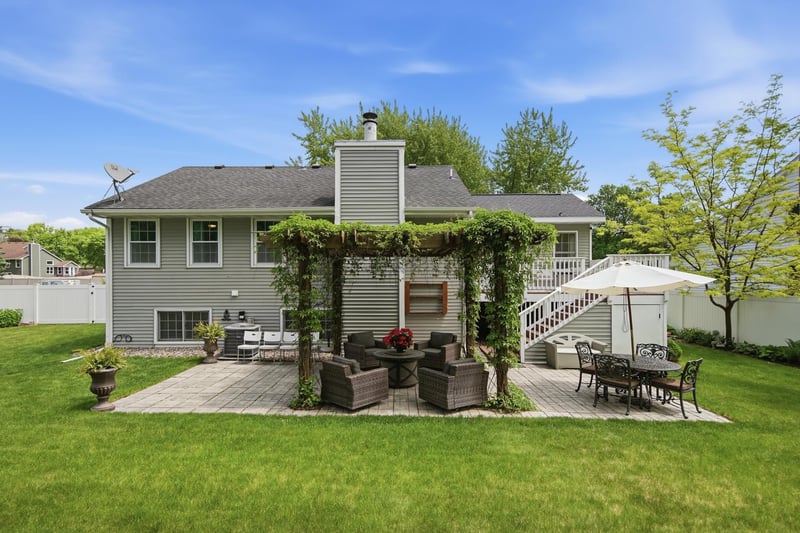 15100 Lac Lavon Dr, Burnsville, MN 55306