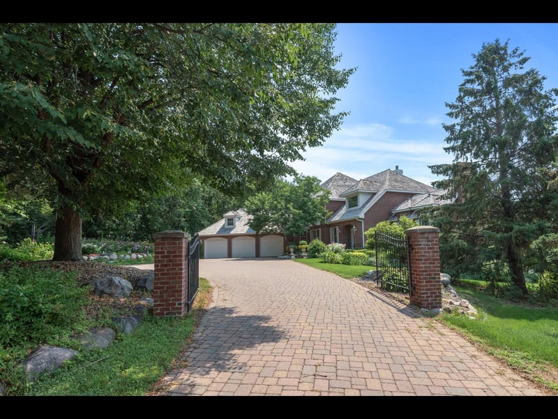 7180 Kenmare Dr, Bloomington, MN 55438