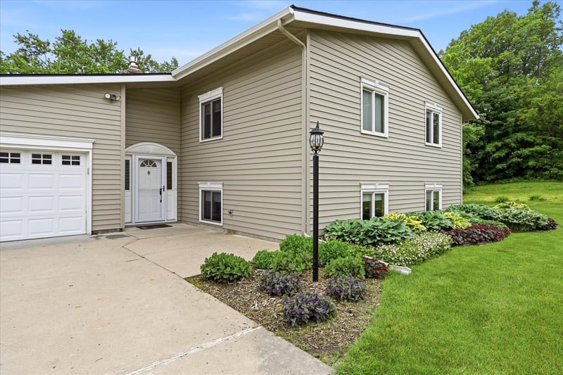 1484 Crest Dr, Chaska, MN 55318