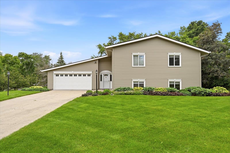 1484 Crest Dr, Chaska, MN 55318