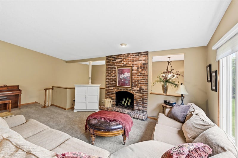 1484 Crest Dr, Chaska, MN 55318