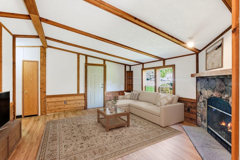426 Railroad Ave, Ellsworth, WI 54011