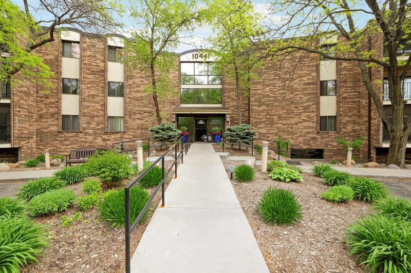 10441 Greenbrier Rd #311, Minnetonka, MN 55305