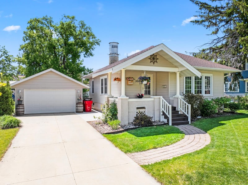 304 3rd St NW, Kasson, MN 55944