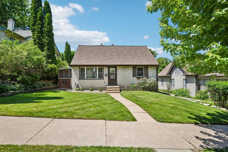 961 Livingston Ave, West Saint Paul, MN 55118