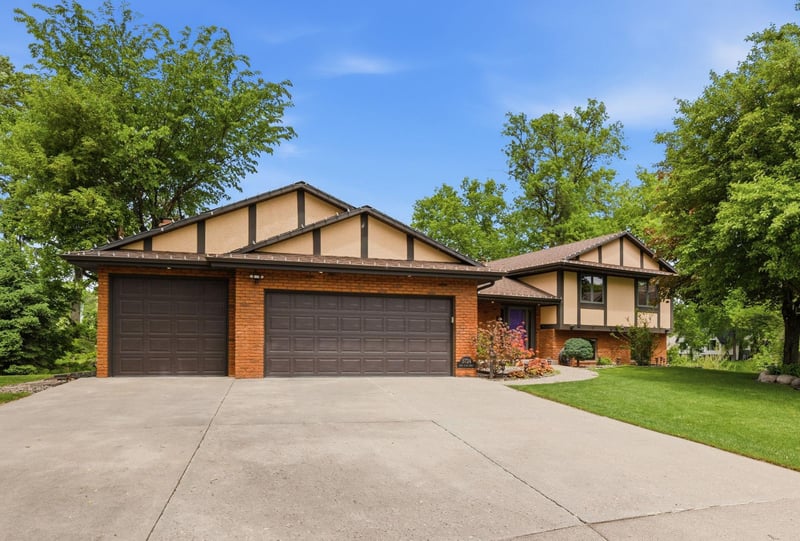 5724 Auto Club Cir, Bloomington, MN 55437