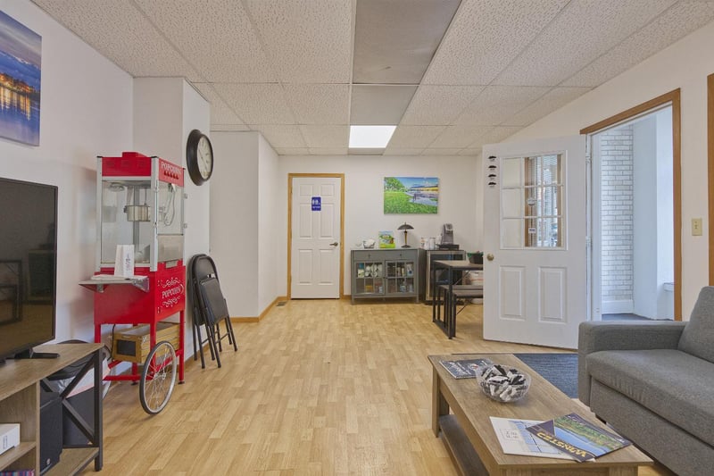 121 Main Ave W, Winsted, MN 55395