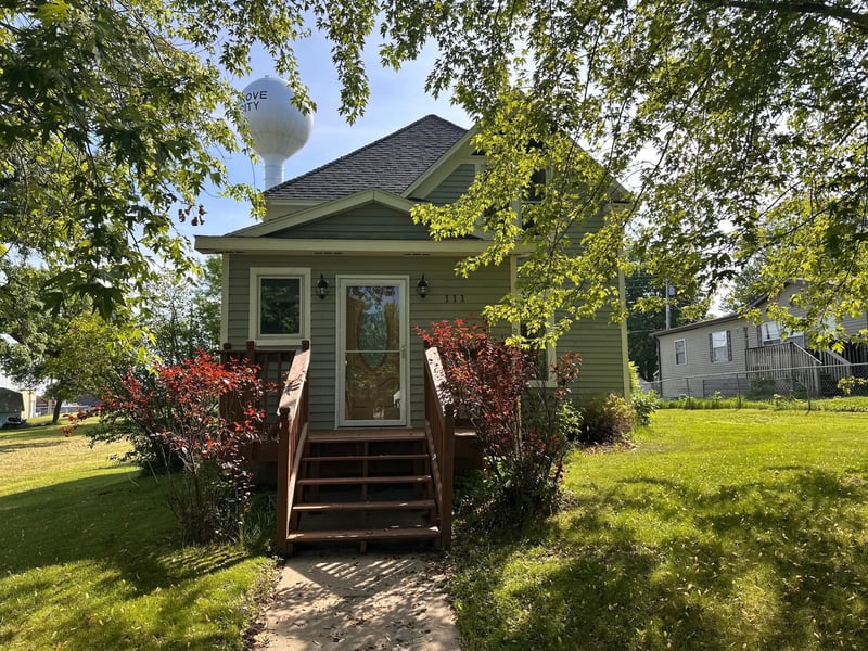 111 4th St S, Grove City, MN 56243