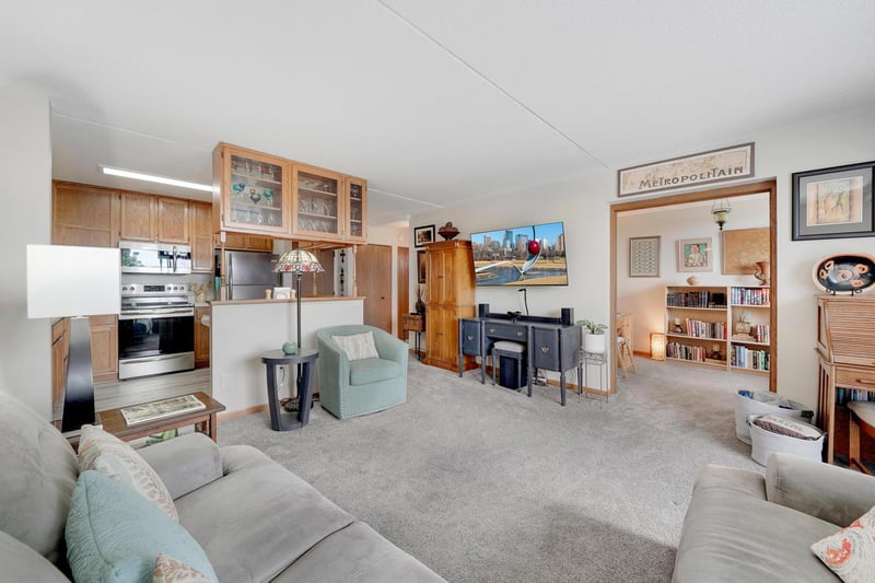2601 Kenzie Ter #318, Saint Anthony, MN 55418